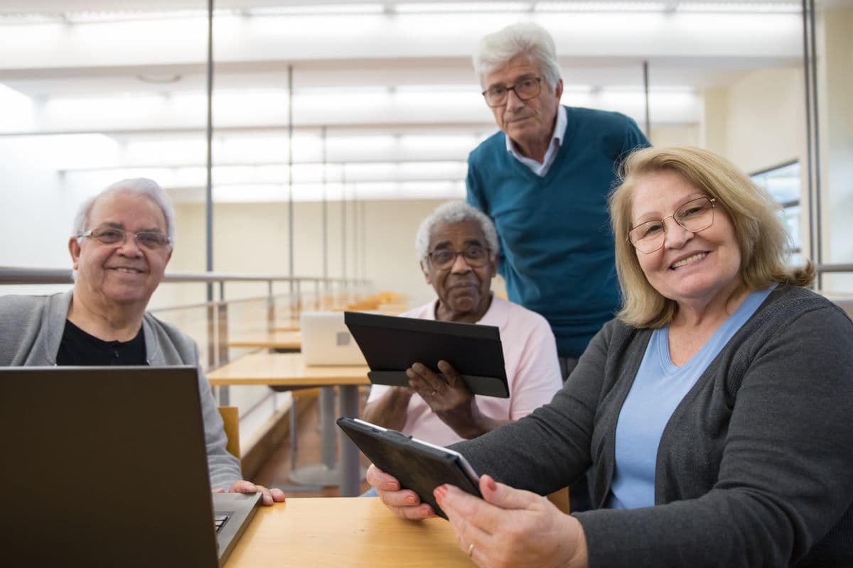 Formation numérique à domicile pour senior, aide informatique de proximité