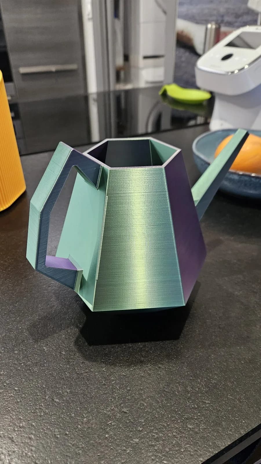Arrosoir design irisé — création imprimée en 3D par Info & 3D Services